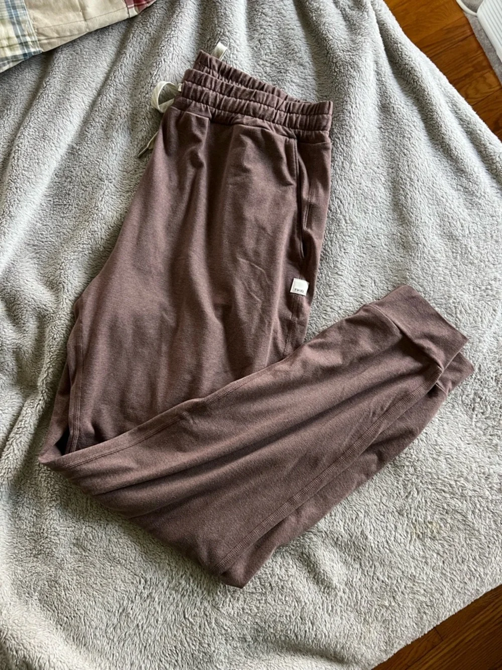Vuori Women’s Fossil Heather Brown Performance Joggers Medium - Picture 2 of 5